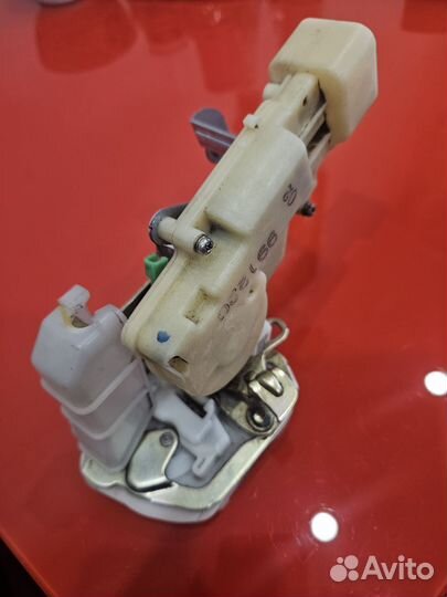 Замок двери toyota plats vits yaris echo ncp10