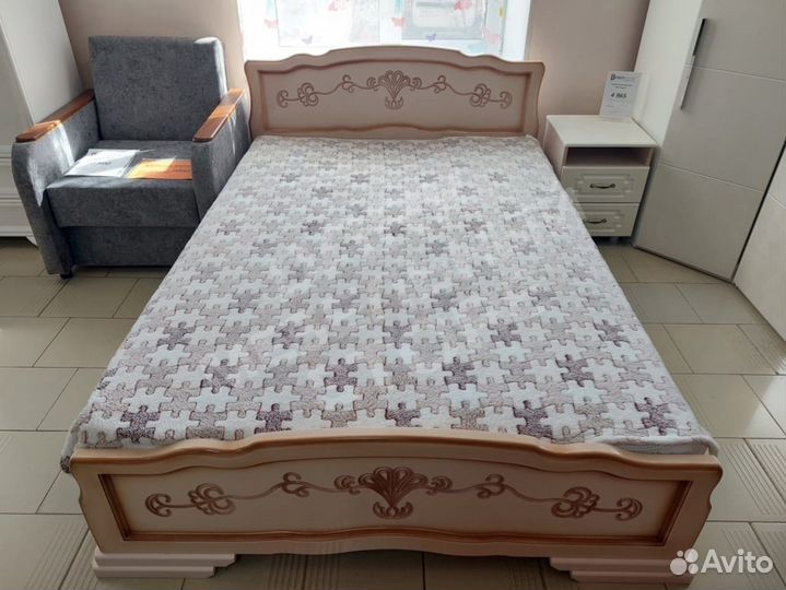 Кровать массив