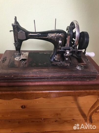 Старинная швейная машина для интерьера