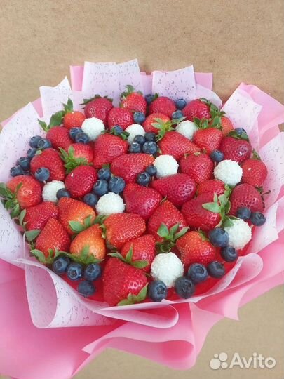 Клубника и рафаэлло букет девушке, маме