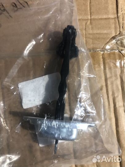 Ограничитель двери toyota corolla 180