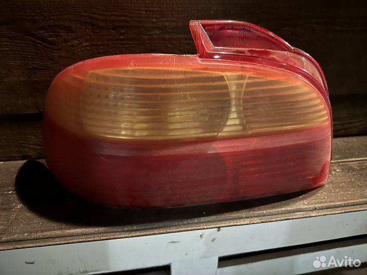 Фонарь задний левый Toyota Avensis 2002г