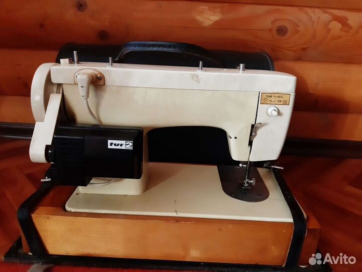 Электрическая швейная машинка