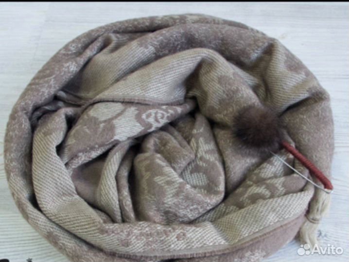 Тканный шерстяной палантин и шапка со снудом