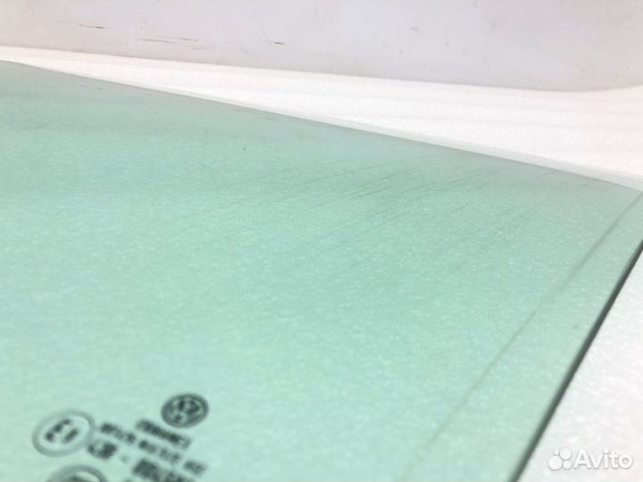 Стекло двери переднее левое Volkswagen Jetta 1K2