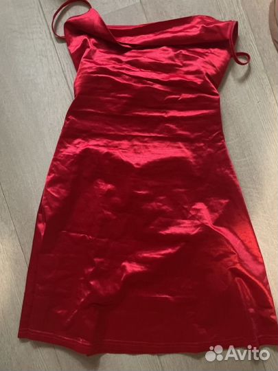 Платье атласное красного цвета