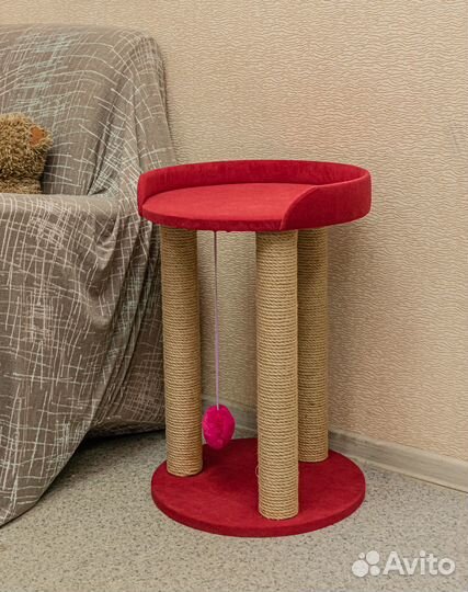 Когтеточка для кошки с лежанкой и тремя столбиками