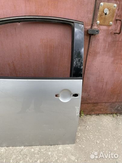 Дверь передняя левая серебристая VW New Beetle A4