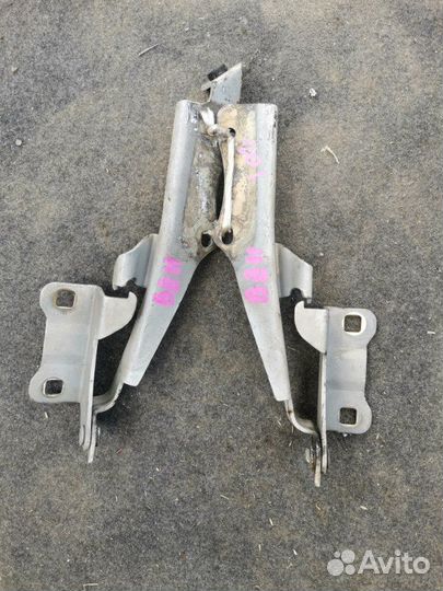 Петля капота Nissan Cube Z11