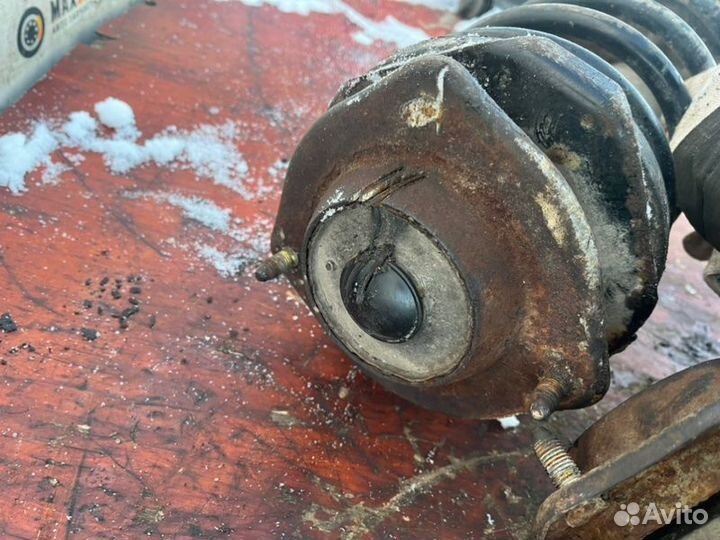 Стойка передняя пара Mazda Bongo Friendee 1999