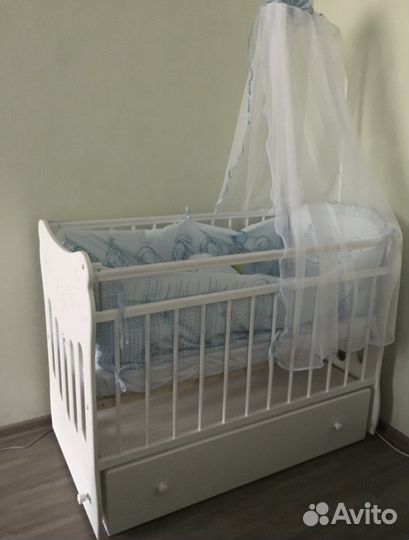 Кроватка детская и комод