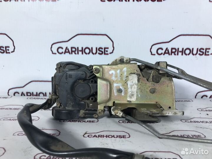 Замок двери передний правый Mitsubishi Chariot 2.4