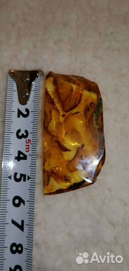 Янтарь сувенирный с инклюзами