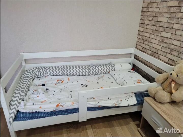 Кровать односпальная деревянная с бортами от