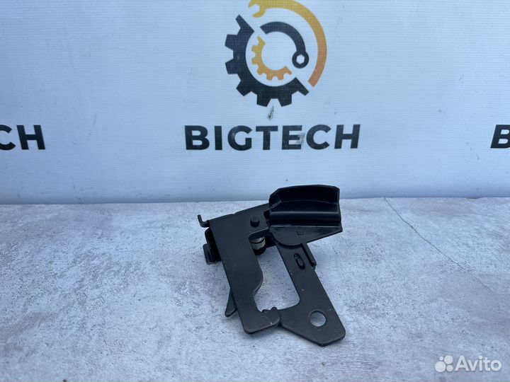 Крюк капота Mercedes W212 A2128800064