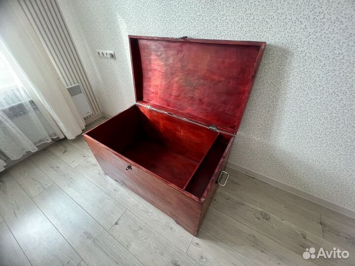 Старинный деревянный сундук