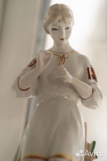 Статуэтка фарфор гадание на ромашке СССР