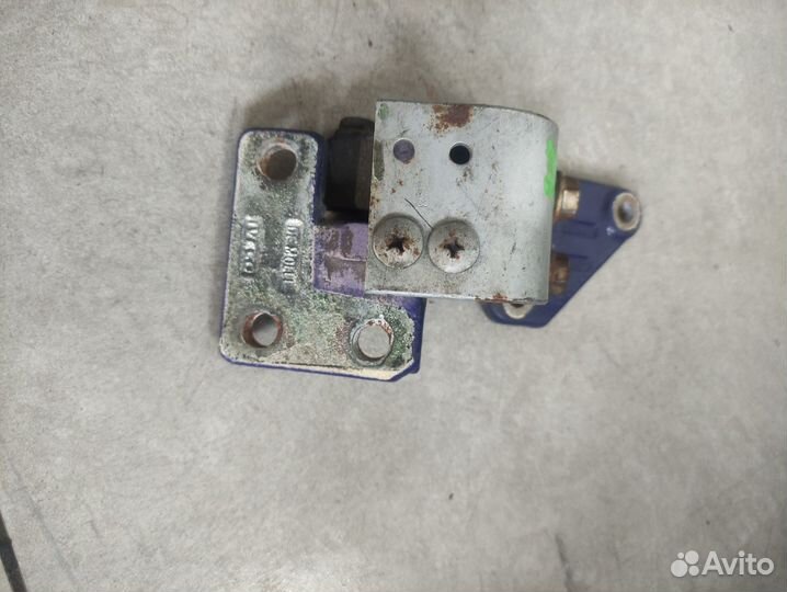 Петля двери правой нижняя Iveco Stralis стралис