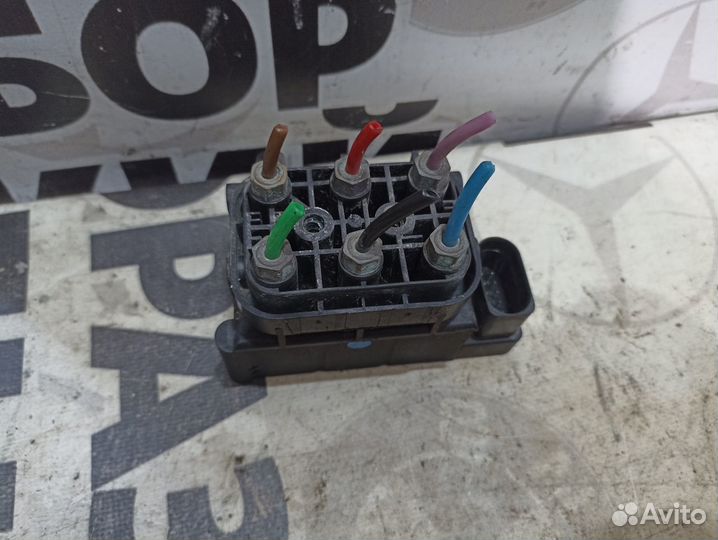 Блок клапанов пневмоподвески Audi A8 D3