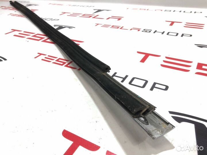 Молдинг двери задней правой Tesla Model X 2019