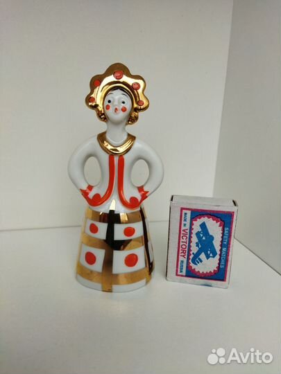 Статуэтка фарфор Девушка в кокошнике СССР