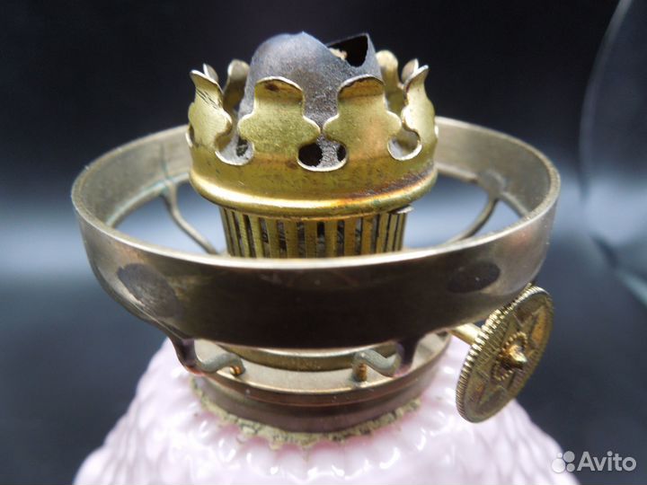 Керосиновая лампа 19 в.розовое молочное стекло