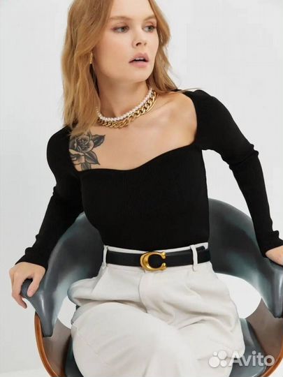 Лонгслив с вырезом на груди