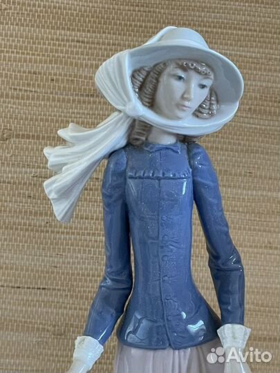 Фарфоровая статуэтка Галантная дама. Lladro