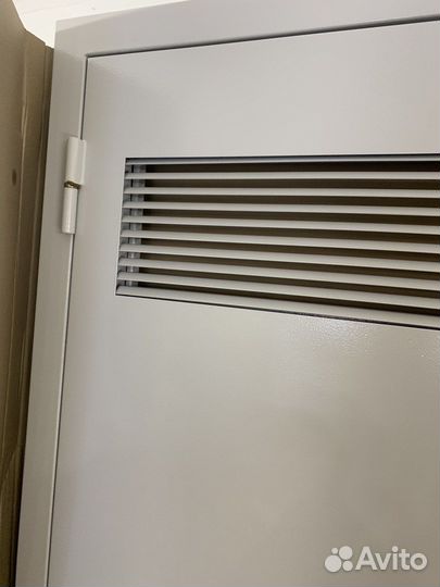 Дверь металлическая с вент решеткой