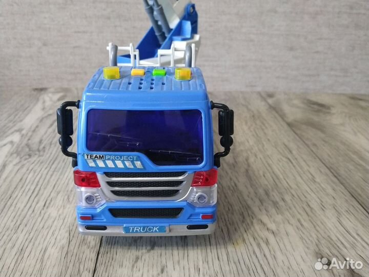 Подъемный кран игрушка