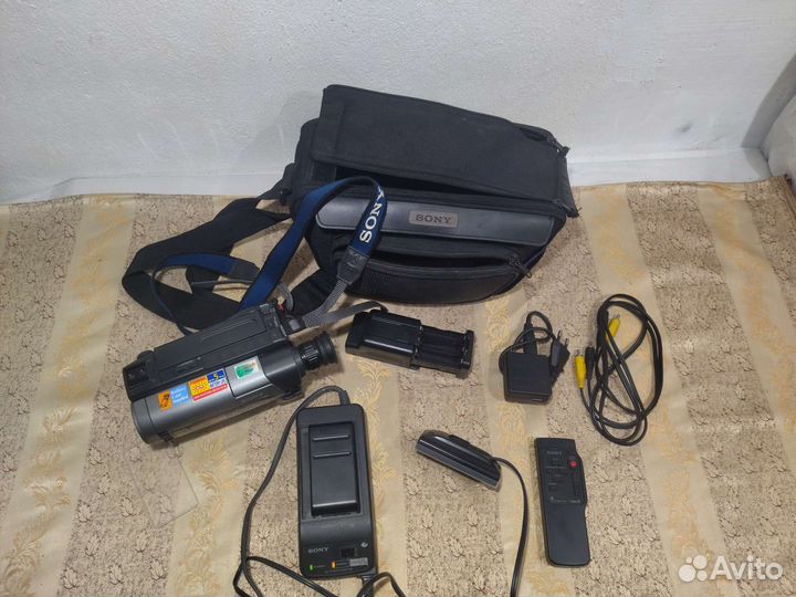Видеокамера Sony Handycam CCD-TR620E