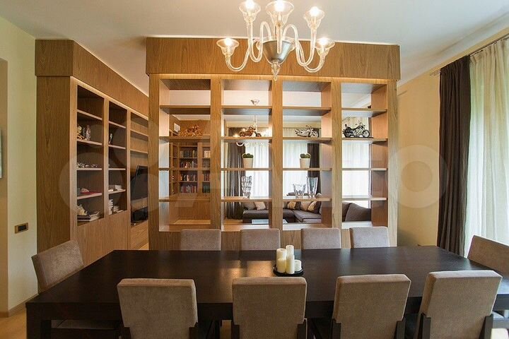 Дом 680 м² на участке 9 сот.