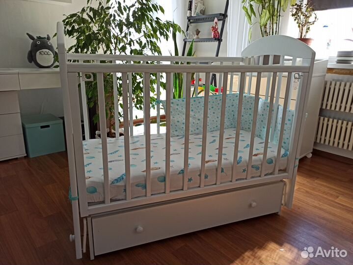 Кроватка детская с маятником и матрасом