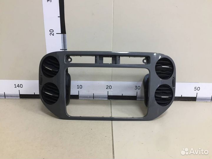 Рамка магнитолы Volkswagen Tiguan 5N2 2011-2016