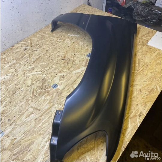 Переднее крыло левое Toyota Land Cruiser 100 LX470