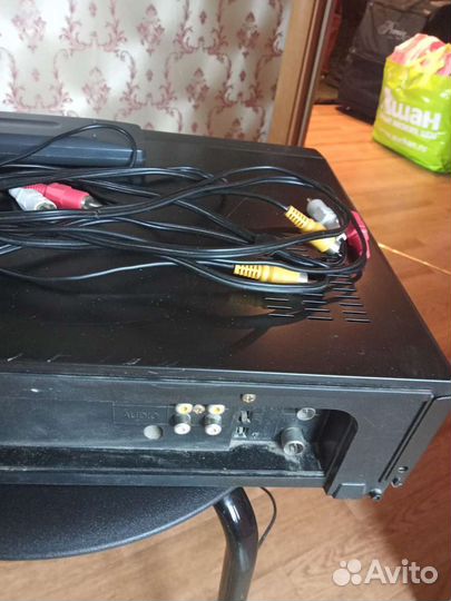 Видеомагнитофон и много к нему кассет