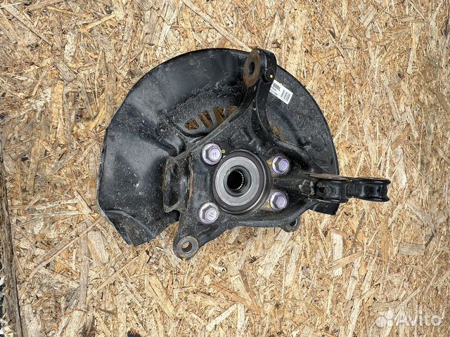 Левый поворотный кулак Toyota camry v 70