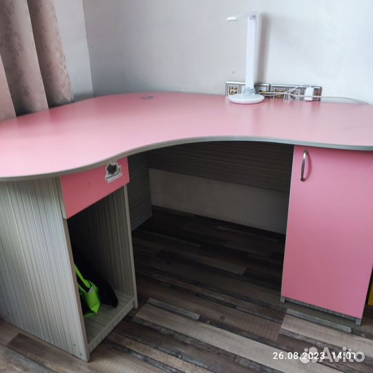 Письменный стол для школьника угловой бу