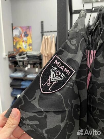 Футболка Bape Inter Miami на руках