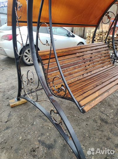 Качель дачная с крышей