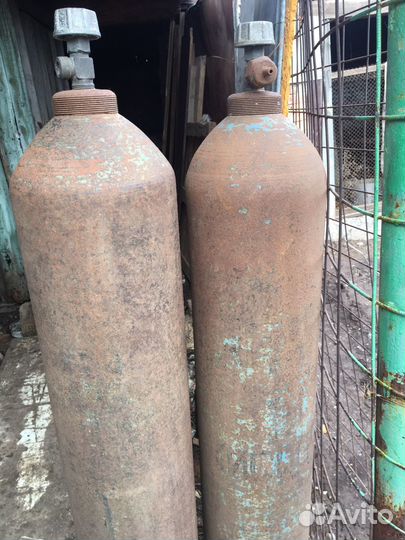 Кислородный и газовый баллоны
