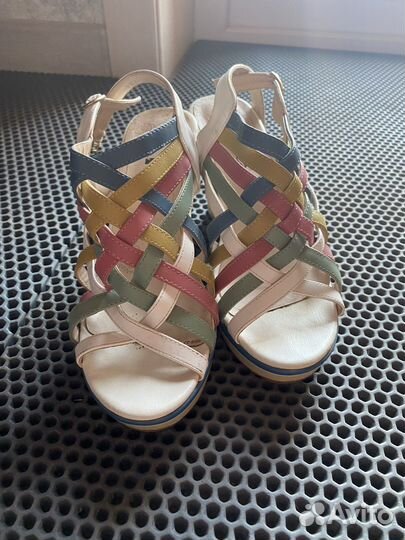 Сандалии новые