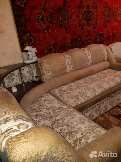 Угловой диван с полкой