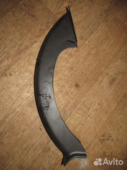 Накладка петли крышки багажника левая