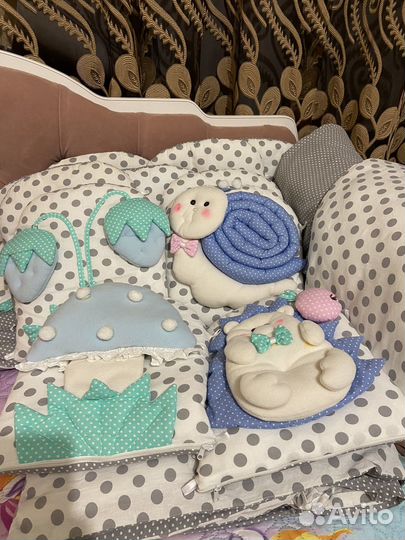 Бортики и постельное белье в кроватку набор