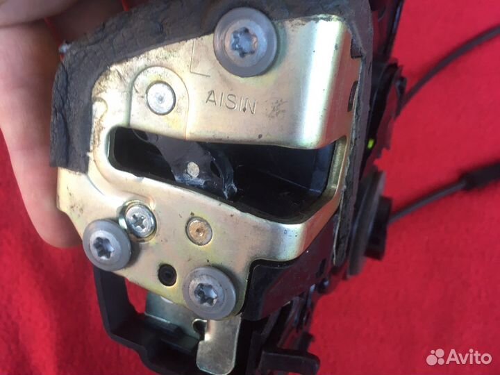 Toyota Avensis T250 Замок двери задний левый