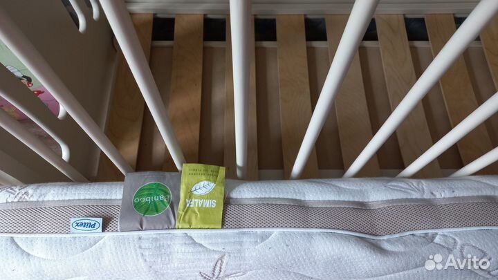 Кроватка с маятником и матрасом