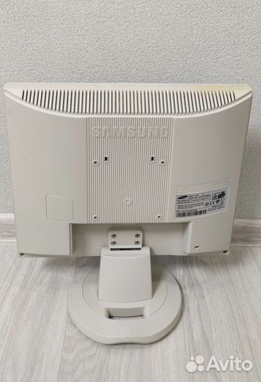 Монитор Samsung SyncMaster 710n