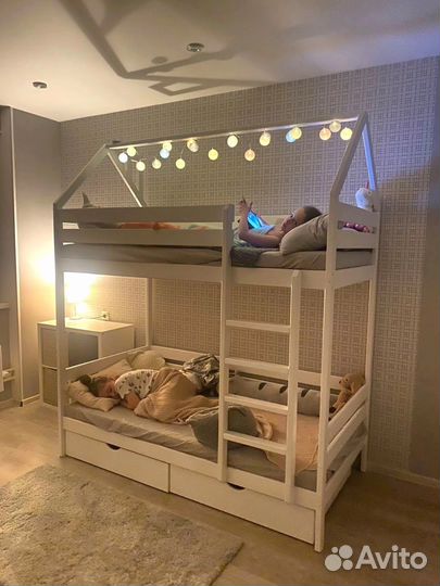 Кровать двухьярусная, массив