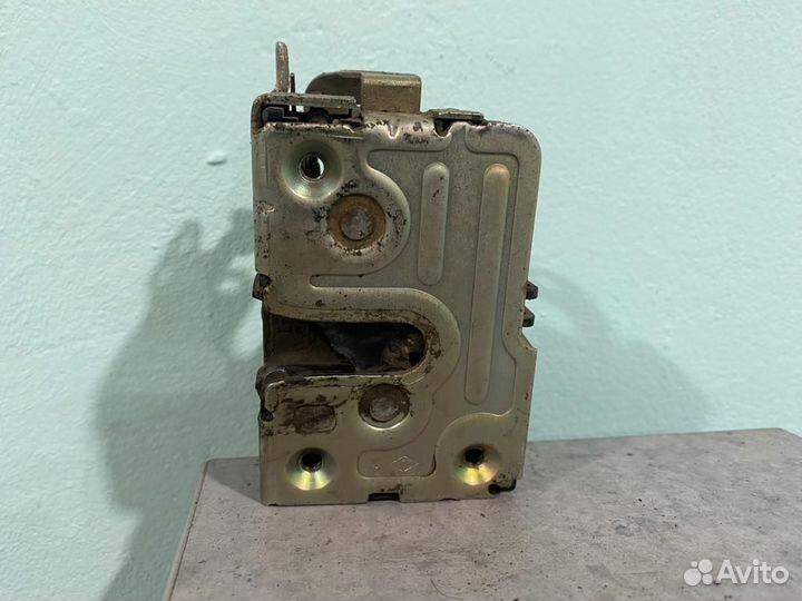 Замок двери передний правый Renault Logan